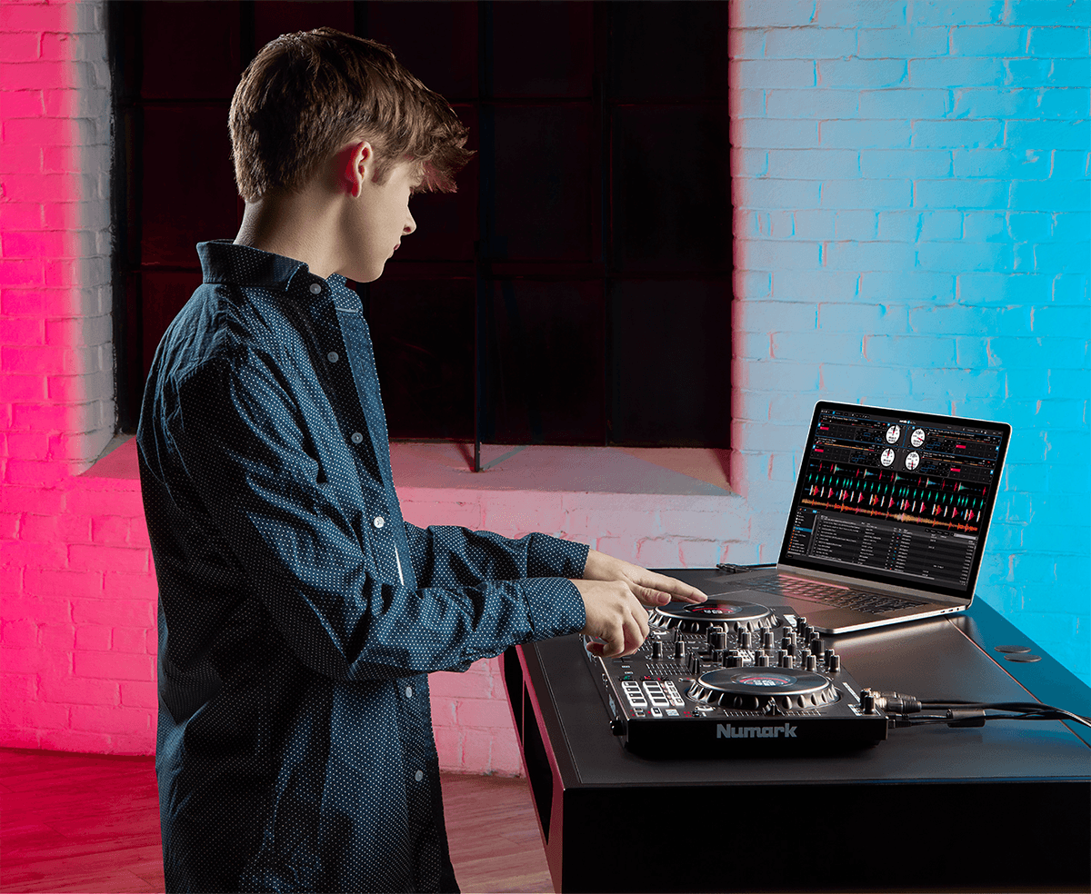Numark NS4FX – Contrôleur DJ 4 voies avec carte son et écrans