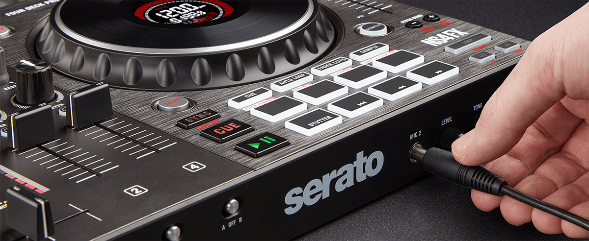 Numark NS4FX – Contrôleur DJ 4 voies avec carte son et écrans