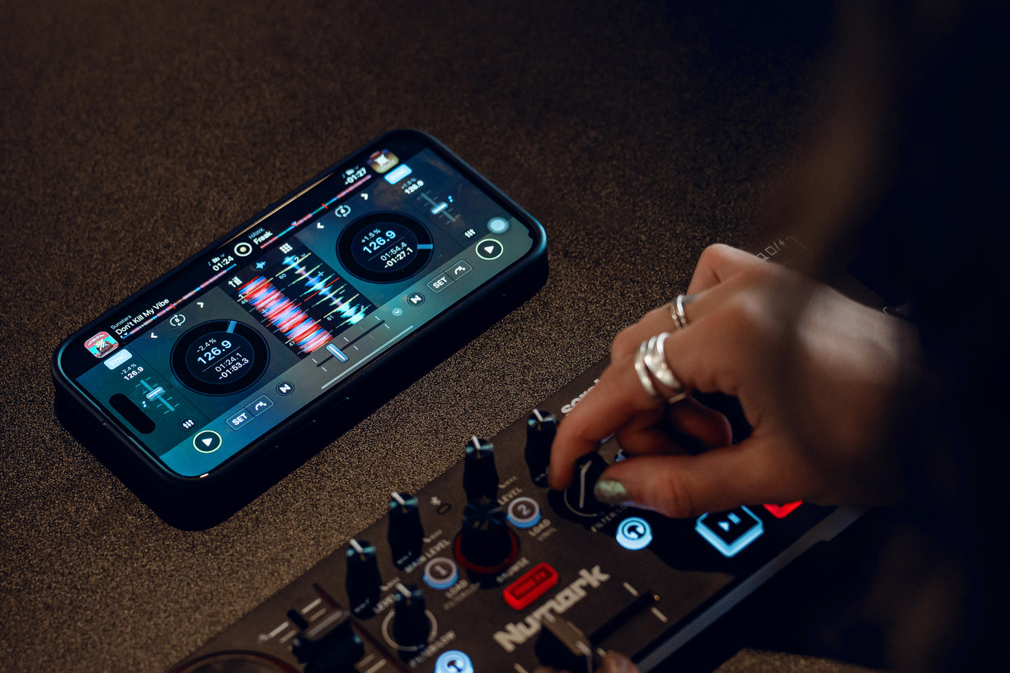 Contrôleur DJ 2 Voies Portable USB-C – Numark Mixtrack GO